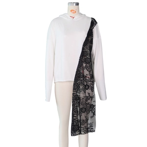 Sweat à capuche blanc pour femme avec dentelle florale noire et ourlet irrégulier