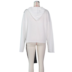 Détail du dos du sweat à capuche blanc ample avec empiècement en dentelle noire raffinée