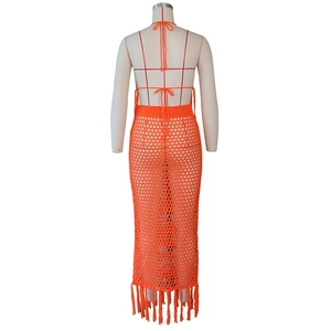 Détail de l'ensemble de plage crocheté orange avec haut dos nu et ourlet de jupe à glands