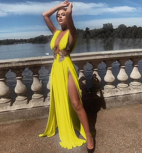 Vue détaillée de la robe de soirée jaune avec broderie à la taille et fente haute latérale