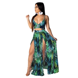 Détail de l'imprimé palmier tropical sur crop top bleu marine et jupe longue fendue