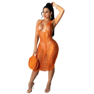 Detailansicht von leuchtend orangefarbenem Hohlstrickstoff und Halter-Ausschnitt am Kleid