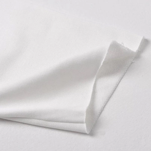 Détail rapproché du tissu du sweat blanc montrant la texture et les coutures soignées