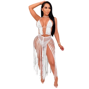 Nahaufnahme des weißen Häkel-Bikini-Sets mit langen Fransen für die Strandmode