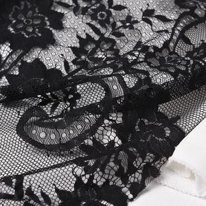Gros plan détaillé sur de la dentelle noire avec des motifs de broderie floraux élégants