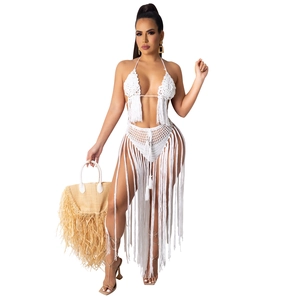 Detailansicht eines weißen dreiteiligen Häkel-Bikinis mit böhmischen Strickmustern und Fransen