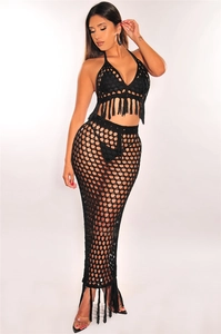 Détail du crochet noir sur l'ensemble de plage bohème avec haut licou et jupe longue