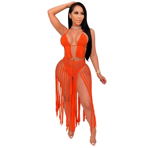 Details von handgefertigtem, orangefarbenem Häkel-Bikini-Top und langem Fransenrock