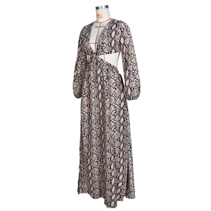 Détail de robe longue imprimé serpent avec décolleté en V profond et découpes à la taille