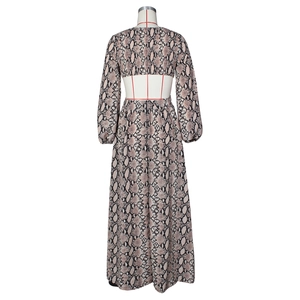 Détail d'une robe imprimé serpent avec découpes au dos et manches longues sur mannequin