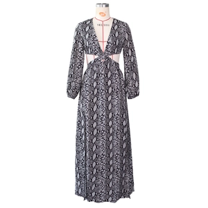 Détail d'une robe maxi à imprimé serpent avec découpes à la taille et fente style bohème