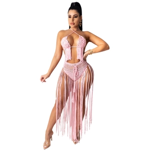 Nahaufnahme des rosa gehäkelten Bikinioberteils mit langen Fransen und Boho-Details