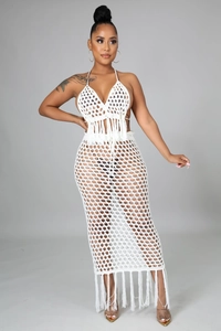 Détail de l'ensemble de plage en crochet blanc avec de longues franges et maille ajourée