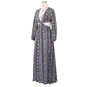 Détail de la robe à imprimé serpent avec découpes à la taille et décolleté en V profond
