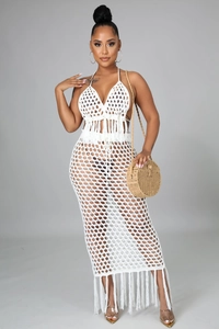 Détail d'un ensemble en crochet blanc avec de longues franges et une maille ajourée complexe