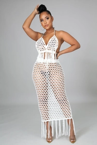 Détail d'un ensemble deux pièces blanc au crochet ajouré avec de longues franges