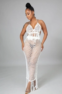 Vue détaillée de l'ensemble de plage en crochet blanc avec franges et maille ajourée fine