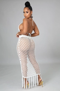 Détail de l'ensemble deux pièces en crochet blanc avec design ajouré et ourlet à franges
