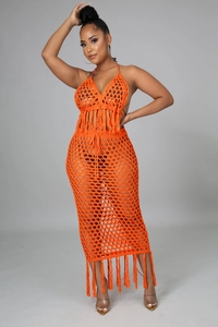 Détails du haut licou et de la jupe en maille crochetée orange avec franges bohèmes