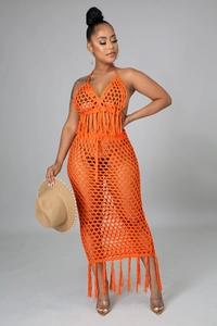 Détails du haut court au crochet orange et de la jupe longue à franges de plage