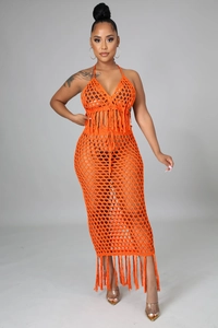 Détail de l'ensemble au crochet orange vif avec maille évidée complexe et glands à franges