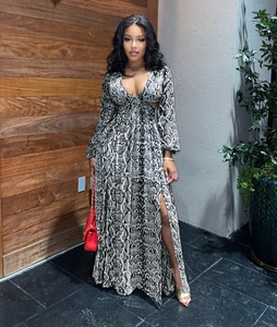 Détail d'une robe maxi imprimé serpent avec décolleté en V profond et fente haute
