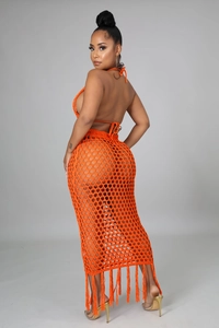Vue détaillée d'un ensemble en crochet orange avec haut dos nu et jupe à franges