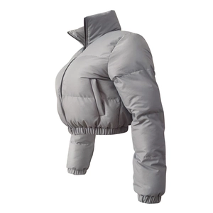 Seitenansicht der grauen kurzen Pufferjacke mit Stehkragen und elastischen Bündchen in Weiß