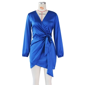 Abito a portafoglio in raso blu scuro con scollo a V profondo e maniche lunghe con cintura