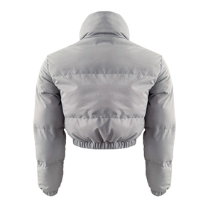 Detailansicht der silbergrauen Steppung und Rückenstruktur der kurzen Damen-Pufferjacke