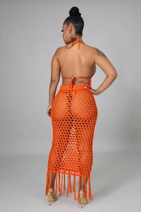 Vue arrière de l'ensemble de plage crochet orange avec jupe ajourée et longs détails de franges