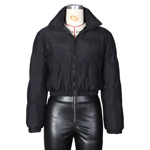 Detail der schwarzen Steppjacke mit Stehkragen und horizontalem Steppmuster Design