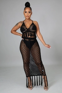 Détail de l'ensemble en crochet noir avec haut dos nu, franges et jupe longue en maille