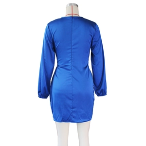 Dettaglio dell'abito mini in raso blu reale con cerniera a scomparsa sul retro e linea snella