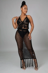 Détails de l'ensemble en maille crochet noire avec motif ajouré et ourlet à franges