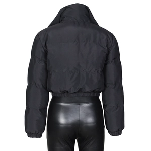 Rückansicht einer schwarzen Steppjacke mit Kapuze sowie elastischen Bündchen und Saum
