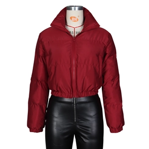 Vorderansicht der roten Damen-Kurzpufferjacke mit Stehkragen und Reißverschluss