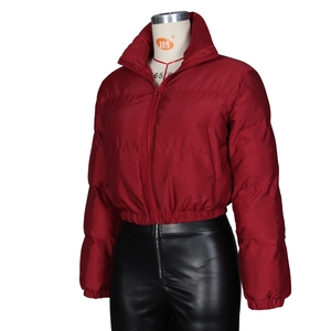 Detail der roten kurzen Steppjacke mit Stehkragen und elastischem Saum für Wärme
