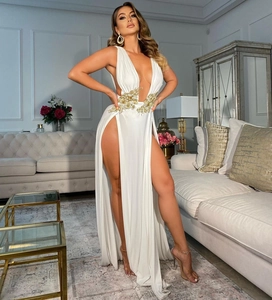 Détail de la robe de soirée en satin blanc avec broderie florale dorée et fente haute sexy