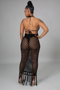 Vue arrière d'un ensemble de plage noir en crochet avec détails évidés et franges