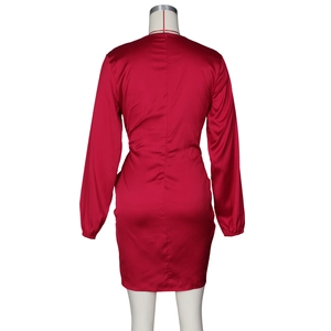 Dettaglio del vestito in raso rosso con cerniera posteriore e texture setosa lucida