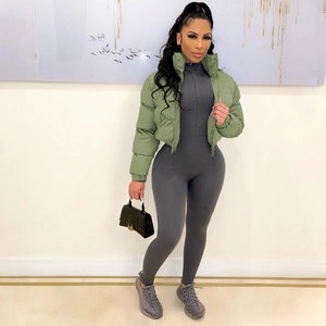Detailansicht der olivgrünen kurzen Pufferjacke kombiniert mit grauem Rippstrick-Bodysuit