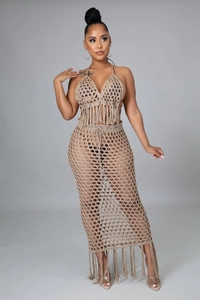 Détail d'un ensemble deux pièces en maille beige avec franges et motifs ajourés chic