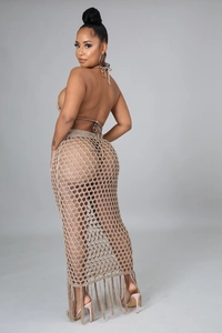 Détail d'un ensemble en crochet beige avec maille ajourée et ourlet à franges bohème