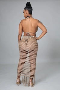 Vue arrière de l'ensemble en maille crochet kaki avec haut licou et jupe longue à franges
