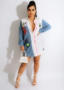 Detail eines Denim-Hemdkleids im Color-Block-Design mit Vintage-Patches und rosa Streifen