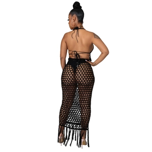 Vue détaillée du dos de l'ensemble deux pièces en crochet noir avec franges et résille