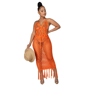 Détail d'un ensemble crochet orange deux pièces avec franges et texture tricotée ajourée