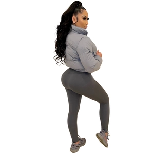 Details der grauen kurzen Pufferjacke mit Quersteppung und passenden Sport-Leggings