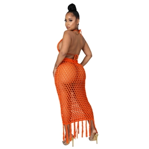 Détail d'un ensemble de plage orange au crochet avec ajours et ourlet à franges longues